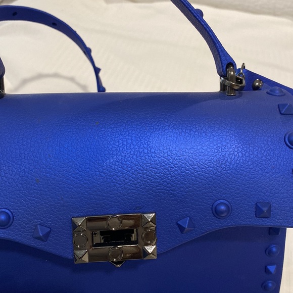 RUBBER STUD PURSE WITH SHOULDER STRAP AND REGULAR HANDLE IN ELECTRIC BLUE - Picture 7 of 8